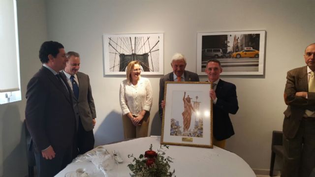 La Agrupación de Nuestro Padre Jesús Resucitado reconoce la labor de la Policía Nacional como escolta - 2, Foto 2