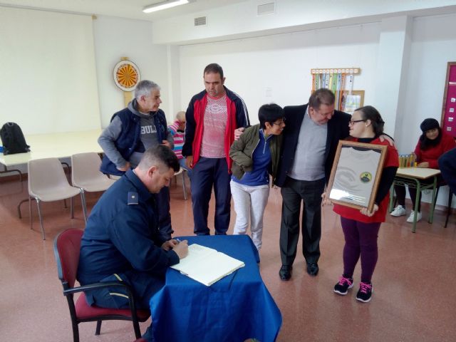 El Centro de Día José Moyá recibe la visita del comandante del EVA-13 - 3, Foto 3