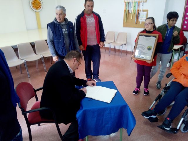 El Centro de Día José Moyá recibe la visita del comandante del EVA-13 - 4, Foto 4