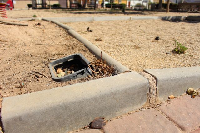 Ciudadanos recoge las quejas vecinales y denuncia una nueva “negligencia municipal” en la Plaza del Cerezo de La Palma - 2, Foto 2