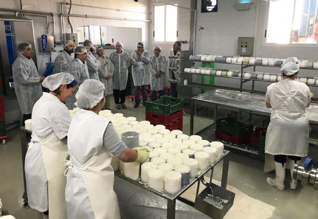 Los socios de ASECOM aprenden de la quesería artesanal AMECO en sus visitas empresariales - 3, Foto 3