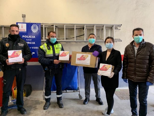 Se reparten más de 21.000 mascarillas  y guantes de protección entre hospitales de Murcia, Policía Local y Policía Nacional - 1, Foto 1