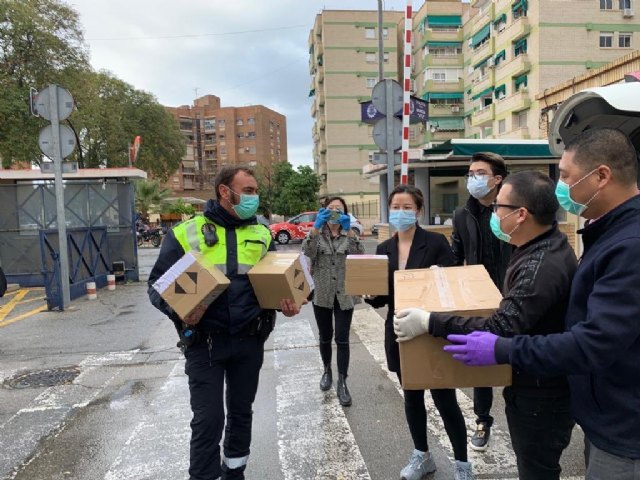 Se reparten más de 21.000 mascarillas  y guantes de protección entre hospitales de Murcia, Policía Local y Policía Nacional - 2, Foto 2