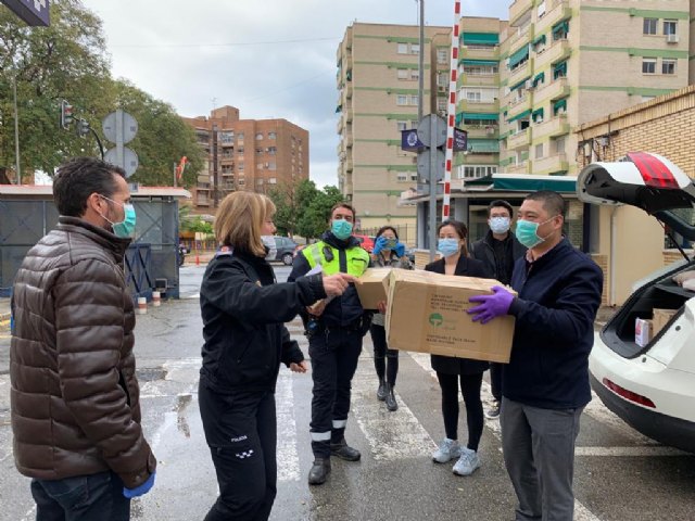 Se reparten más de 21.000 mascarillas  y guantes de protección entre hospitales de Murcia, Policía Local y Policía Nacional - 4, Foto 4
