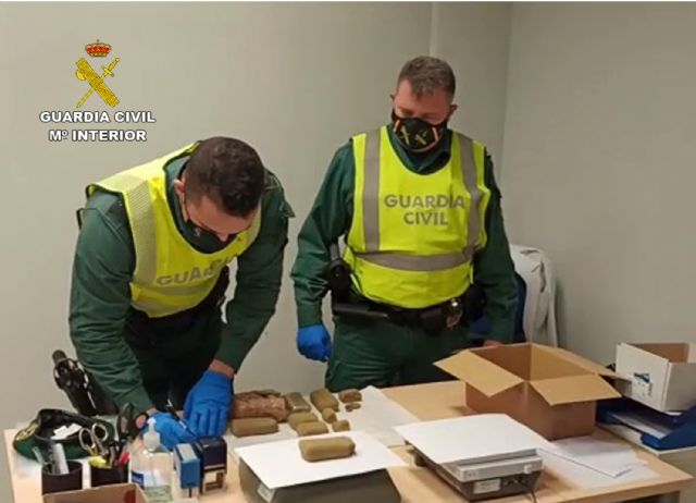 La Guardia Civil sorprende en Murcia a tres personas que trasladaban un kilo de hachís - 3, Foto 3