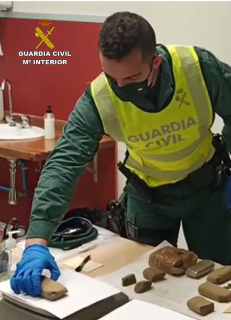La Guardia Civil sorprende en Murcia a tres personas que trasladaban un kilo de hachís - 4, Foto 4