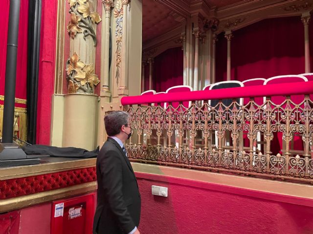 El Romea renueva la butaca que nunca se ocupa para evitar el tercer incendio que vaticina la leyenda del fraile - 1, Foto 1