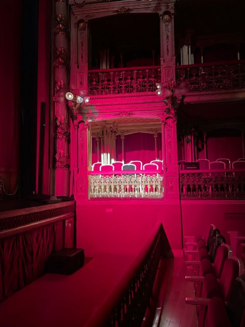 El Romea renueva la butaca que nunca se ocupa para evitar el tercer incendio que vaticina la leyenda del fraile - 2, Foto 2