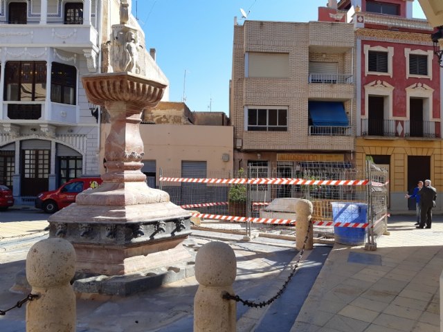 Se acometen obras de reparación en la emblemática Fuente de la Plaza, Foto 2