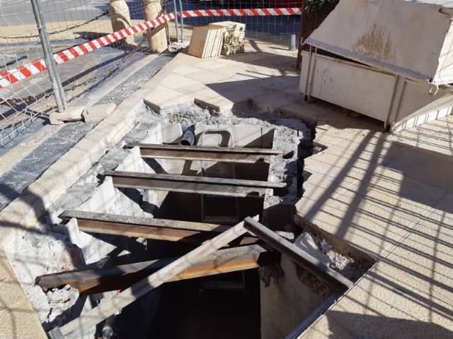 Se acometen obras de reparación en la emblemática Fuente de la Plaza - 3, Foto 3