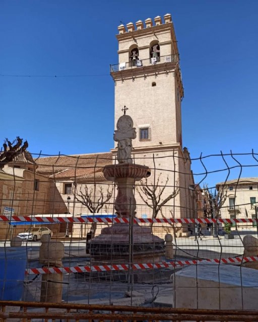 Se acometen obras de reparación en la emblemática Fuente de la Plaza, Foto 4