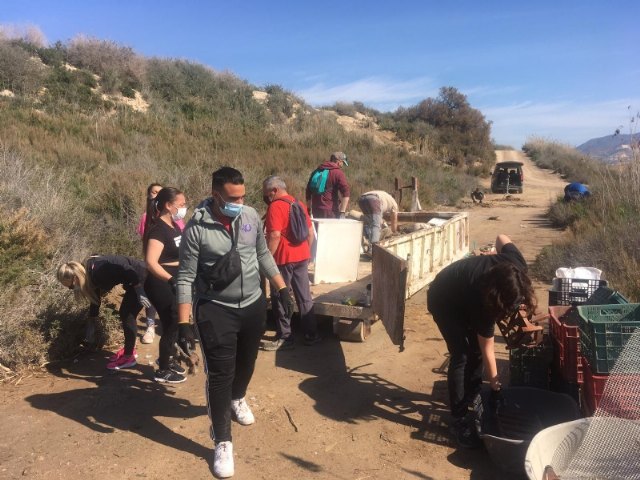 La asociacin Meles y el Ayuntamiento de Alhama retiran 1.600 kg de residuos en los alrededores del ro Guadalentn, Foto 2