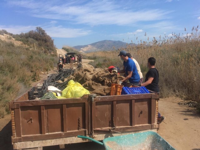La asociacin Meles y el Ayuntamiento de Alhama retiran 1.600 kg de residuos en los alrededores del ro Guadalentn, Foto 3