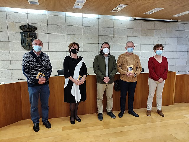 Cultura edita la Antología Poética Poemas sin primavera, que reúne trabajos de 25 autores que colaboraron a distancia con sus obras durante el confinamiento, Foto 1