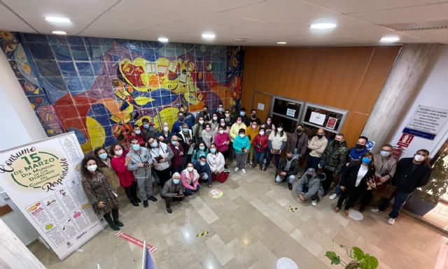 Los participantes en los talleres sobre Derechos del Consumidor reciben diplomas por su participación - 1, Foto 1