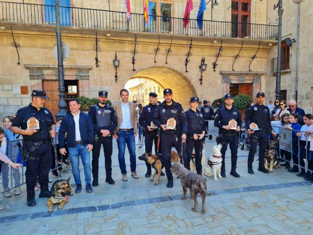 Unidades caninas de policías locales de la Región ofrecen una exhibición en Caravaca, en la que participan 400 escolares - 1, Foto 1