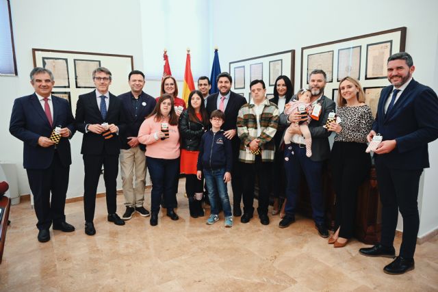 El Gobierno regional se suma a la campaña de 'calcetines solidarios' de Assido por el Día Internacional del Síndrome de Down - 1, Foto 1