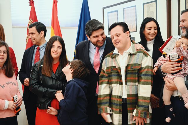 El Gobierno regional se suma a la campaña de 'calcetines solidarios' de Assido por el Día Internacional del Síndrome de Down - 2, Foto 2