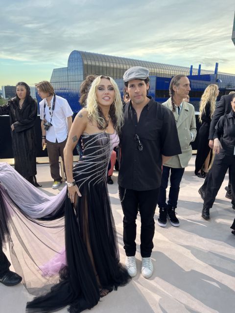 El artista mexicano Leandro Aceves rodeado de celebridades en el desfile de Versace - 2, Foto 2