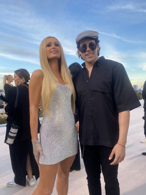 El artista mexicano Leandro Aceves rodeado de celebridades en el desfile de Versace - 3, Foto 3