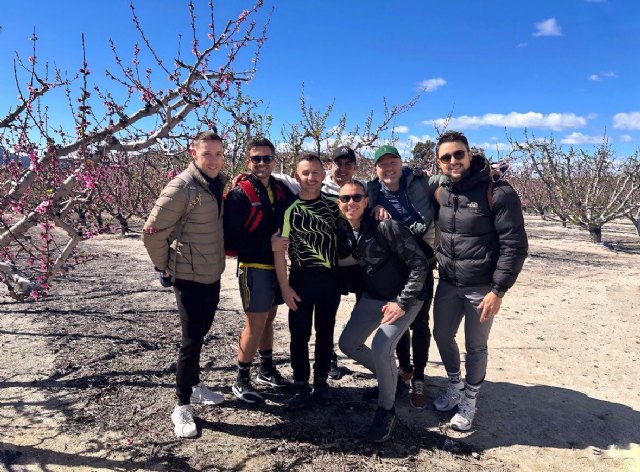 Sport Rutes LGTBIQ+ reúne a cerca de 80 personas para disfrutar de la floración en Cieza - 2, Foto 2