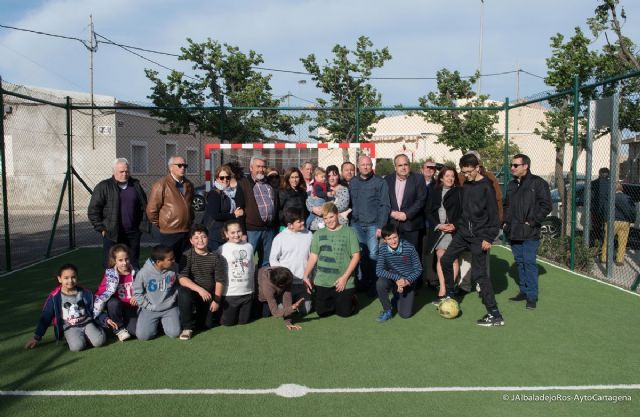 La pista polideportiva de Pozo de los Palos se mejora con un vallado, porterias y cesped artificial - 1, Foto 1