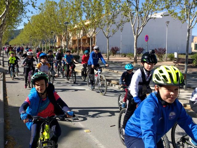 Cien ciclistas de todas las edades participan en la II Ruta en bici y en familia - 1, Foto 1