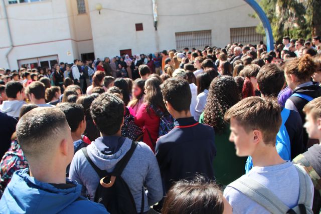 Amigos y familiares guardan un minuto de silencio por el fallecimiento de un joven de Alhama, Foto 1