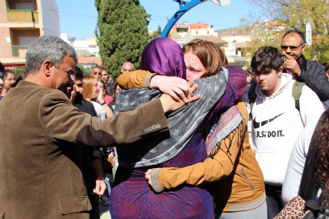 Amigos y familiares guardan un minuto de silencio por el fallecimiento de un joven de Alhama, Foto 2