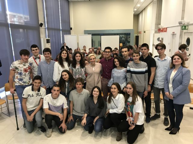 Martínez-Cachá recibe a los alumnos murci anos becados por la Fundación Amancio Ortega - 1, Foto 1