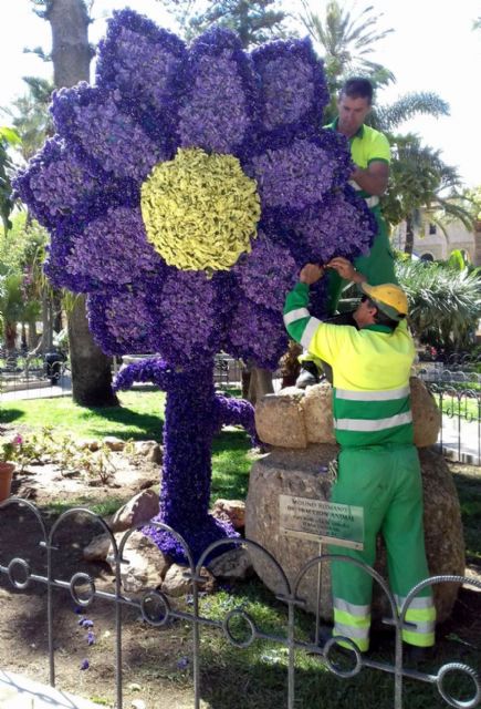 Una flor de tres metros de altura embellece la plaza de España con motivo de la Semana Santa - 1, Foto 1