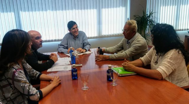 El consejero de Salud se reúne con miembros de la Asociación de Parkinson de la Comarca de Cartagena - 1, Foto 1