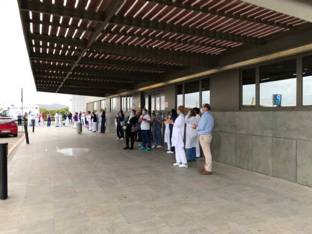 Los Alcaldes del Área Sanitaria VIII Mar Menor se suman al aplauso a los sanitarios del Hospital Los Arcos - 1, Foto 1
