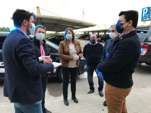 Los Alcaldes del Área Sanitaria VIII Mar Menor se suman al aplauso a los sanitarios del Hospital Los Arcos - 2, Foto 2