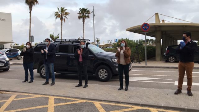 Los Alcaldes del Área Sanitaria VIII Mar Menor se suman al aplauso a los sanitarios del Hospital Los Arcos - 4, Foto 4