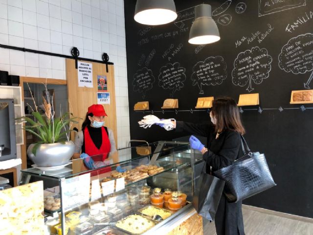 El Ayuntamiento de Puerto Lumbreras comienza a repartir 5.000 mascarillas entre trabajadores de comercios y del sector agrícola y ganadero - 1, Foto 1