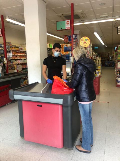 El Ayuntamiento de Puerto Lumbreras comienza a repartir 5.000 mascarillas entre trabajadores de comercios y del sector agrícola y ganadero - 2, Foto 2