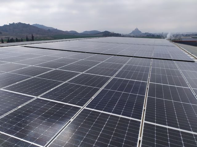 Ramón Sabater instala paneles solares sobre la cubierta de sus instalaciones - 1, Foto 1