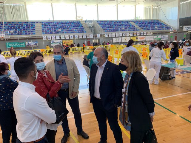 El 92% de los nacidos entre 1942 y 1947 se ha vacunado esta mañana en el Pabellón Diego calvo Valera - 1, Foto 1