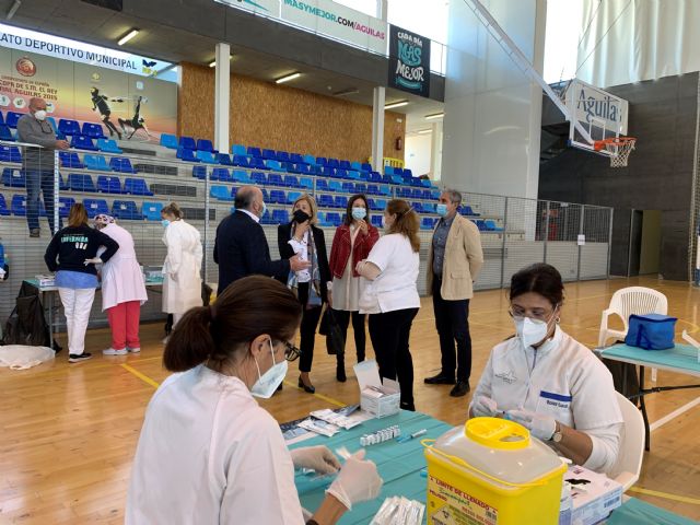 El 92% de los nacidos entre 1942 y 1947 se ha vacunado esta mañana en el Pabellón Diego calvo Valera - 2, Foto 2