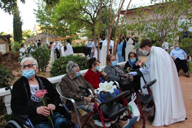 La Virgen de La Soledad, entre saetas y flores, penúltima procesión de  Semana Santa en San Pedro del Pinatar - 4, Foto 4