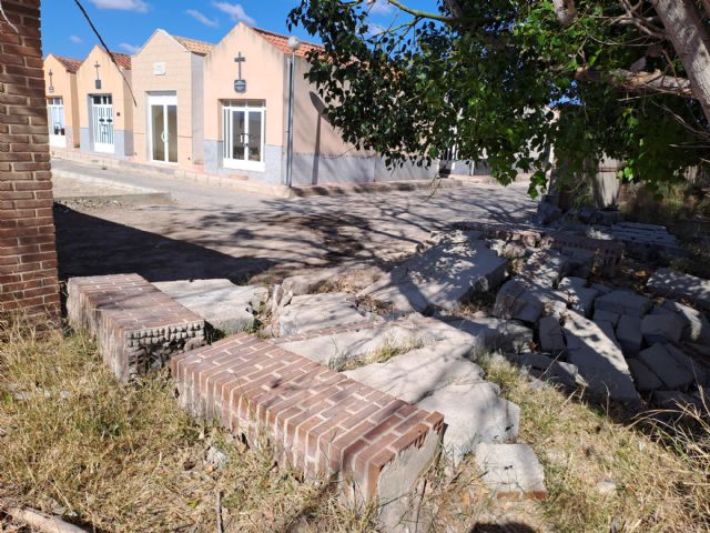 Denuncian que el Cementerio, con tapias derrumbadas meses y meses, está abierto y desprotegido - 1, Foto 1