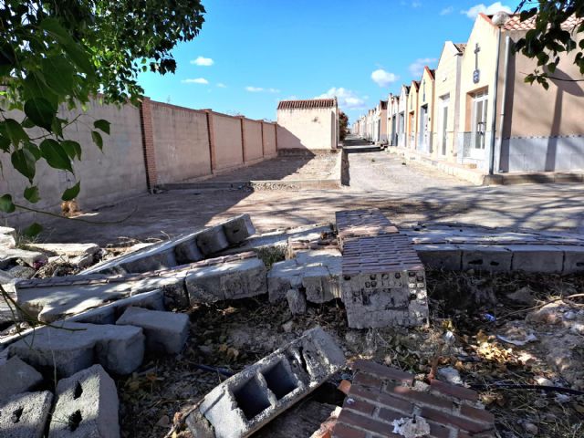 Denuncian que el Cementerio, con tapias derrumbadas meses y meses, está abierto y desprotegido - 4, Foto 4
