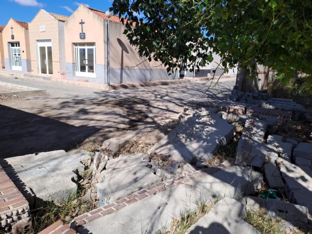 Denuncian que el Cementerio, con tapias derrumbadas meses y meses, está abierto y desprotegido - 5, Foto 5