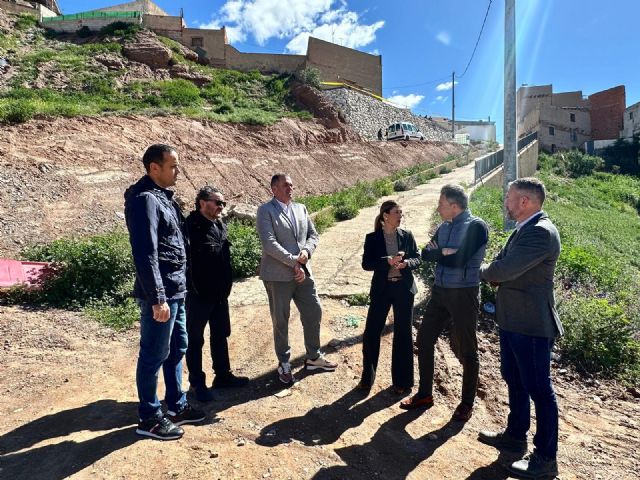 El alcalde de Lorca supervisa la fase final de las tareas de rehabilitación en la calle Cañada de Ánimas, en el barrio de San Cristóbal, tras el temporal de marzo - 2, Foto 2