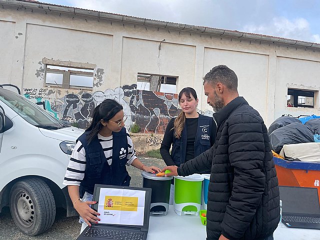 CONVIVE Fundación Cepaim impulsa un taller de prevención de riesgos y gestión de residuos en asentamientos - 1, Foto 1