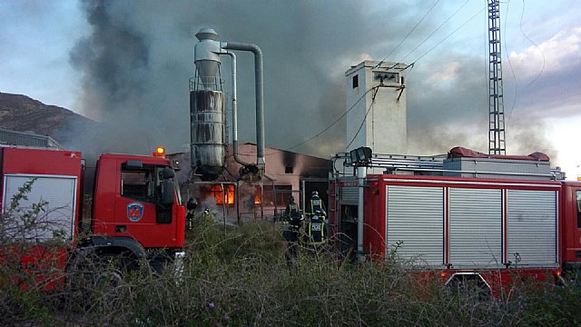 Bomberos del CEIS intervienen en el incendio de una fábrica de colchones de Yecla - 1, Foto 1