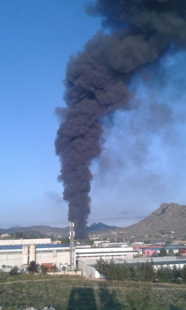 Bomberos del CEIS intervienen en el incendio de una fábrica de colchones de Yecla - 2, Foto 2