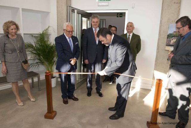 Trabajadores de Navantia presentan una exposición de pinturas y dibujos sobre el Mar en el ISEN - 1, Foto 1