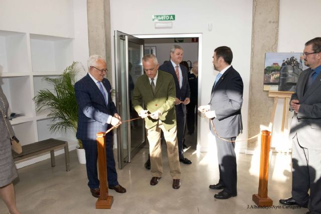 Trabajadores de Navantia presentan una exposición de pinturas y dibujos sobre el Mar en el ISEN - 5, Foto 5